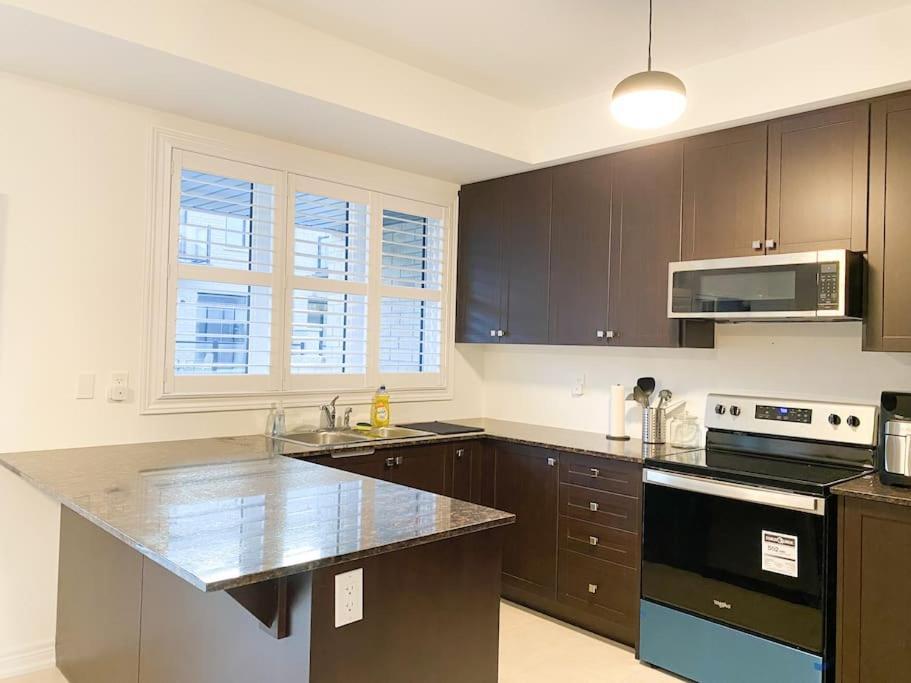 Elegant Rooms In Shared Townhouse Next To Beach Whitby Exterior foto
