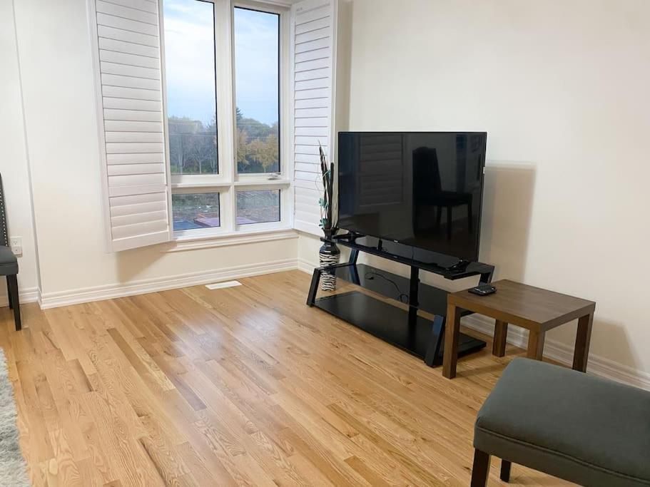 Elegant Rooms In Shared Townhouse Next To Beach Whitby Exterior foto