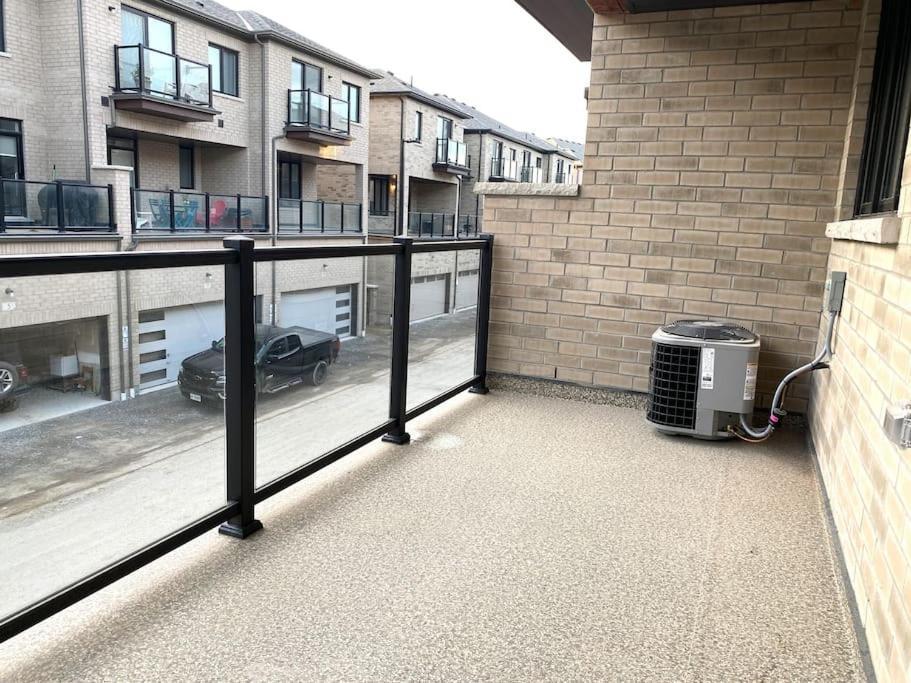 Elegant Rooms In Shared Townhouse Next To Beach Whitby Exterior foto
