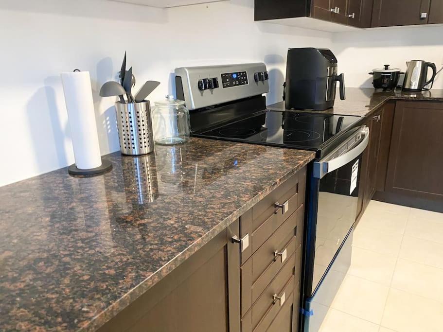 Elegant Rooms In Shared Townhouse Next To Beach Whitby Exterior foto