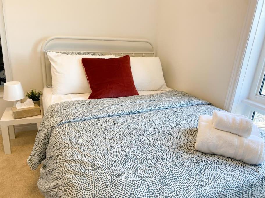 Elegant Rooms In Shared Townhouse Next To Beach Whitby Exterior foto