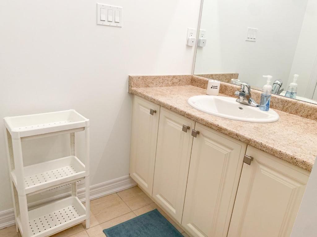 Elegant Rooms In Shared Townhouse Next To Beach Whitby Exterior foto