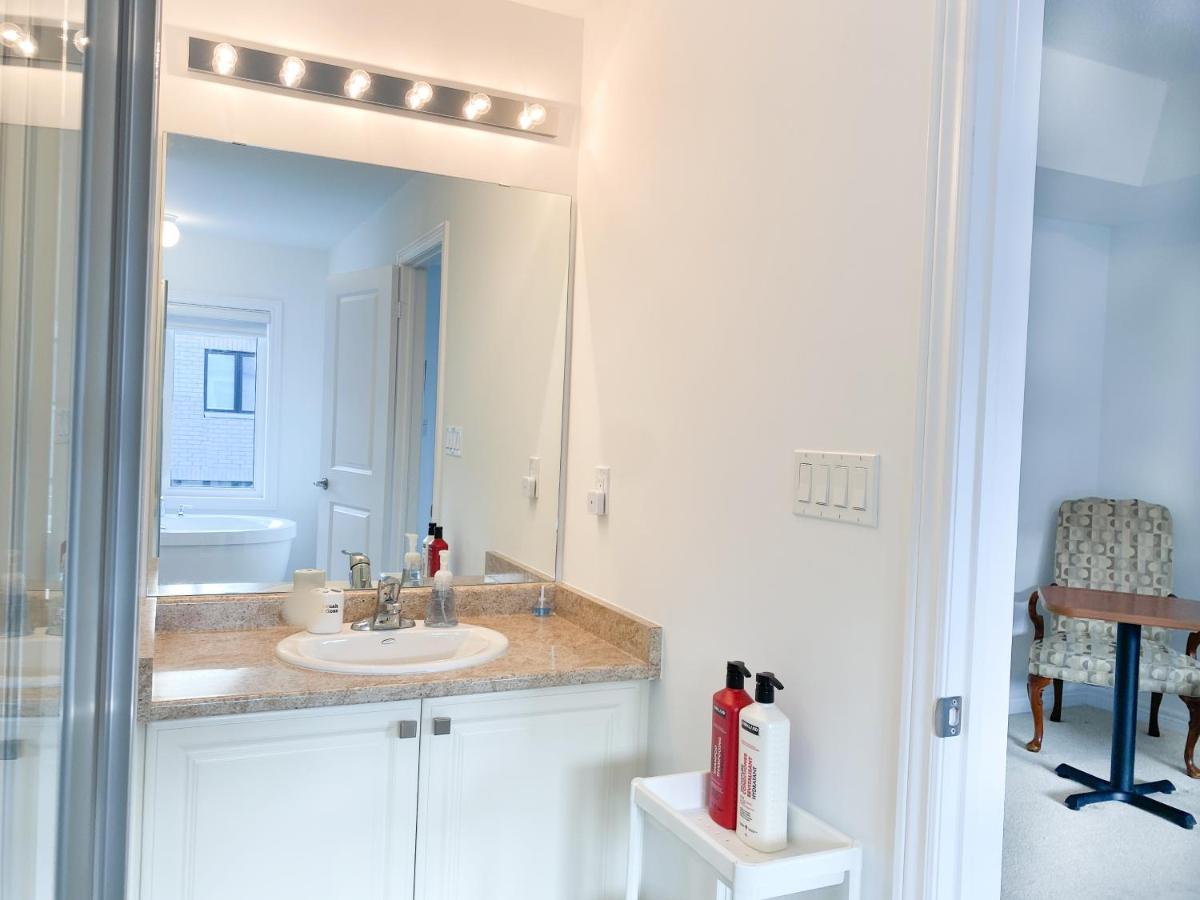 Elegant Rooms In Shared Townhouse Next To Beach Whitby Exterior foto